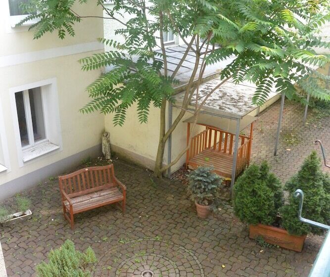 اتاق استاندارد یک نفره, Adlerhof