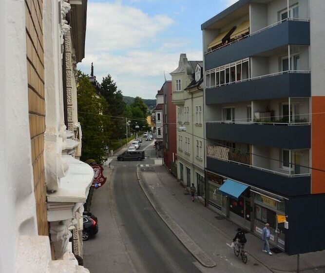 اتاق استاندارد چهار تخته, Adlerhof