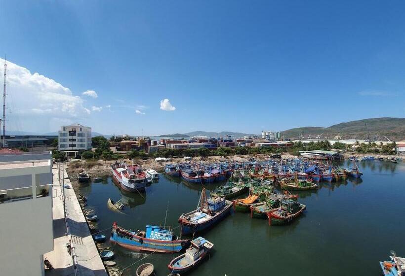 اتاق خانوادگی با چشم‌انداز دریا, Th Quy Nhơn