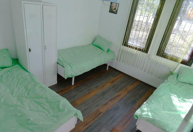 اتاق استاندارد سه نفره, Hostel Belgrade Shungit Dragana Jeftića Br 10