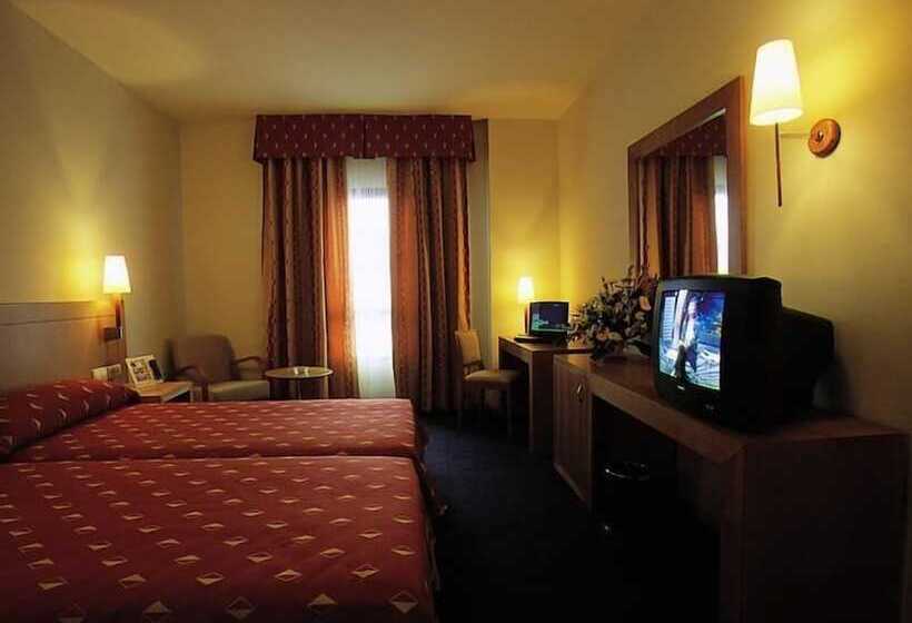 Habitación Triple Estándar, Gran Hotel Victoria