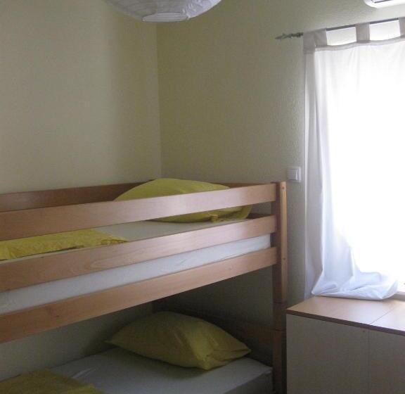 اتاق چهار تخته با دستشویی مشترک, Hostel Bojo