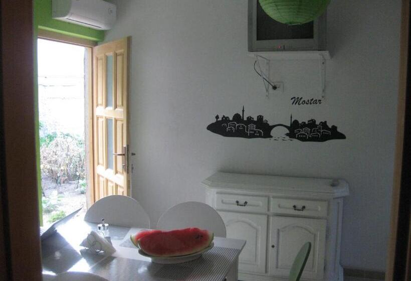 اتاق چهار تخته با دستشویی مشترک, Hostel Bojo