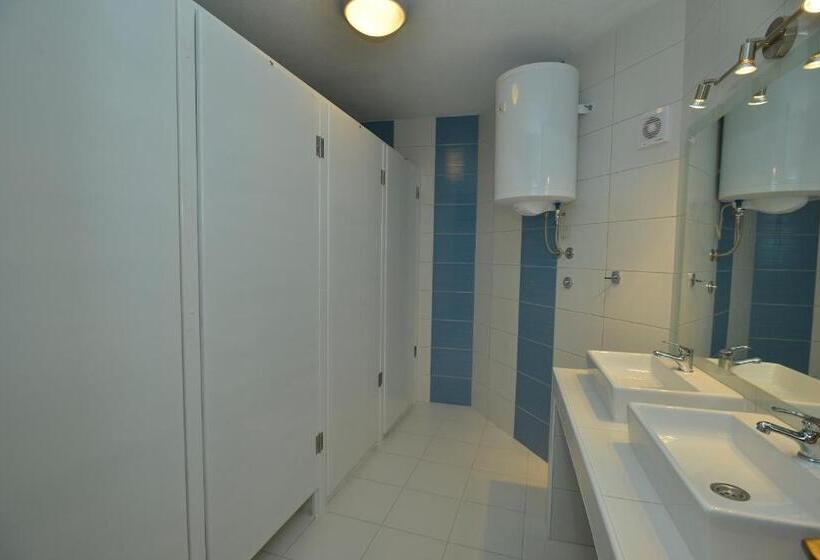 Economy Quadruple Room, Hostel Bojo