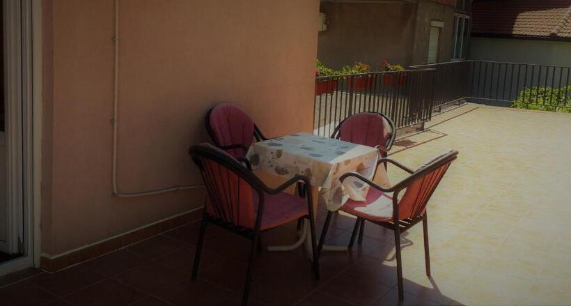 اتاق خانوادگی, Hostel Bojo