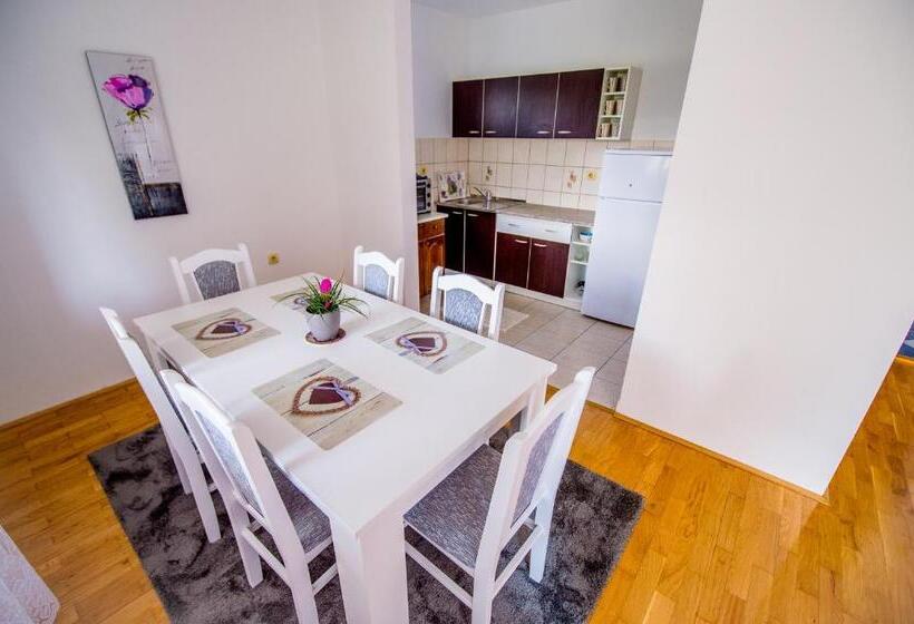 سوئیت با بالکن, Apartman Katarina