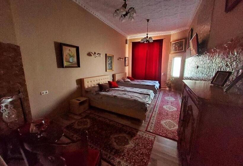 سوییت خانوادگی, Sissy Vendégház