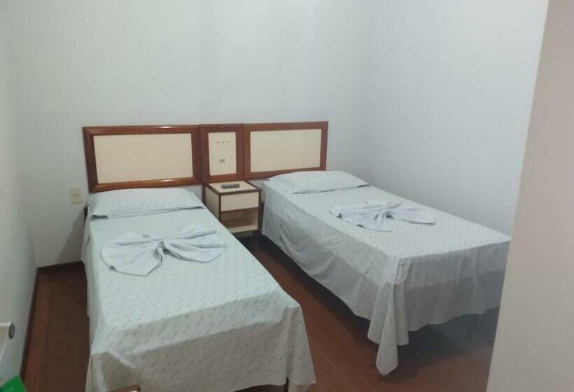 이코노미 룸, Marcos Palace
