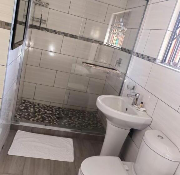 اتاق لوکس با تخت بزرگ, Obaa Sima Guest House