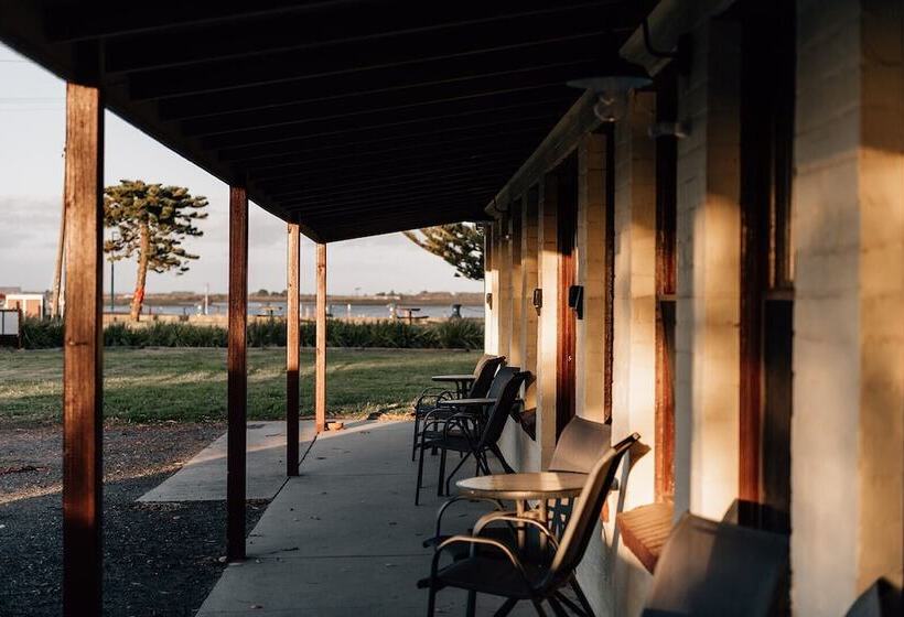 Семейный Номер, Port Albert Motel