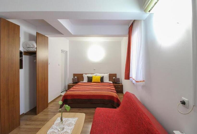 Номер Стандарт, Family Hotel Flora