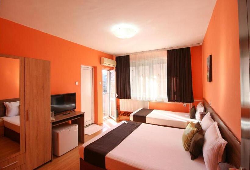 Номер Стандарт Трехместный, Family Hotel Flora