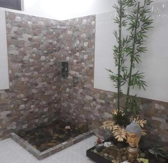 سوئیت با وان آب گرم, Sarali