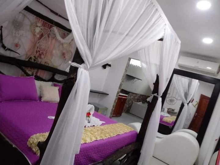 سوئیت با وان آب گرم, Sarali