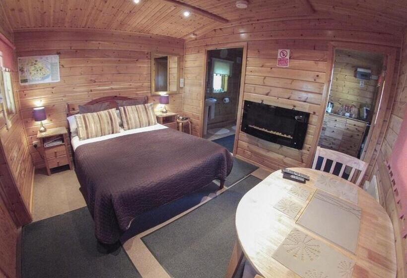 小室, Cypress Log Cabins Accommodation