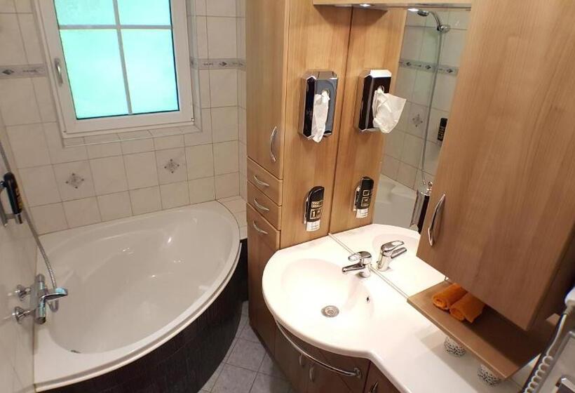 Четырехместный Номер Стандарт с Балконом, Gasthof Klug Zum Ehrensepp