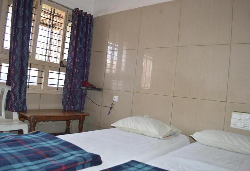 标准间, Mourya Deluxe A/c Lodge