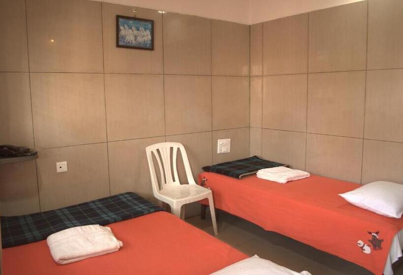 标准三人间, Mourya Deluxe A/c Lodge
