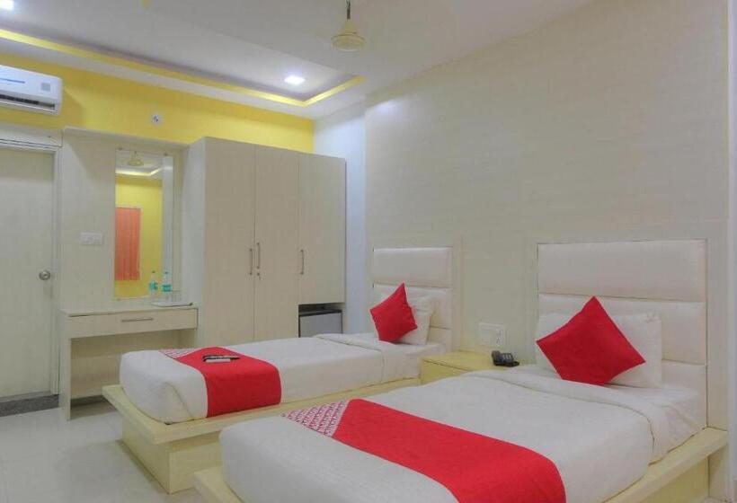 舒适三人间, Capital O 15965 Hotel Nandi Gateway