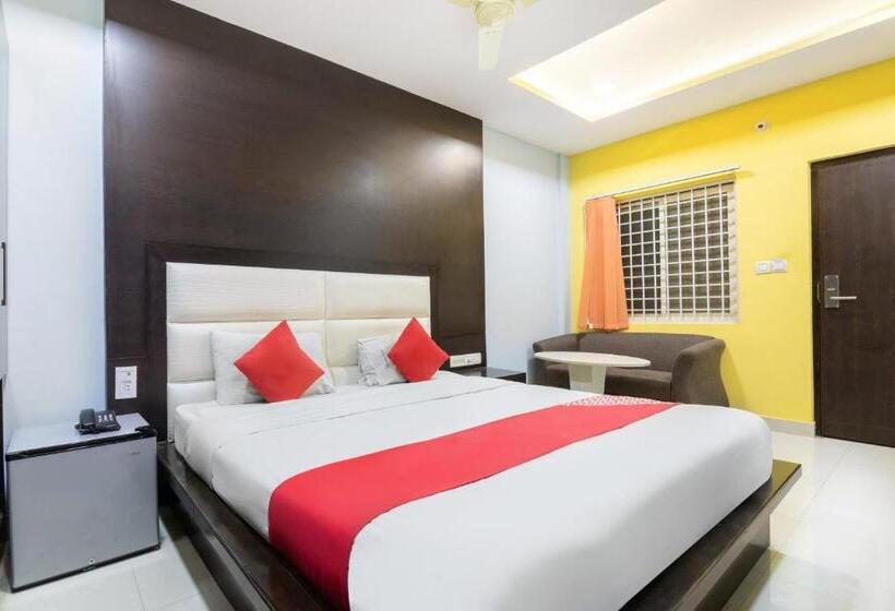 舒适三人间, Capital O 15965 Hotel Nandi Gateway