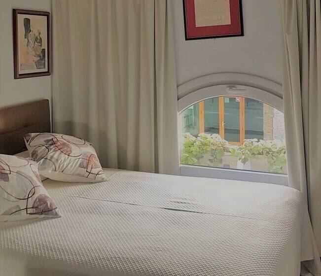 スタンダードトリプルルーム, La Residencia