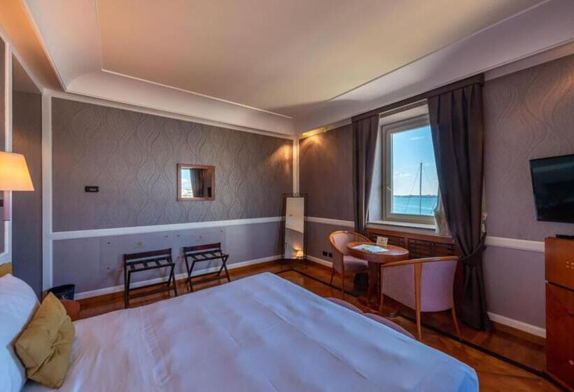 اتاق سه نفره دلوکس با چشم‌انداز دریا, Grand Hotel Ortigia