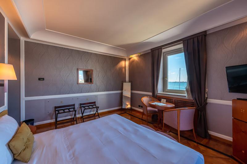 اتاق لوکس با چشم‌انداز دریا, Grand Hotel Ortigia