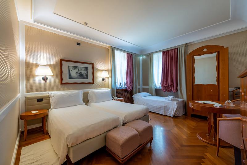 اتاق سه نفره دلوکس با چشم‌انداز دریا, Grand Hotel Ortigia