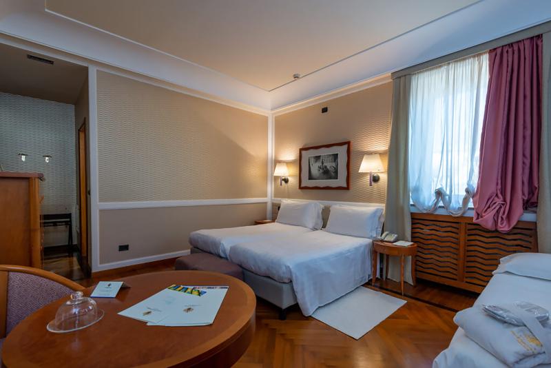 اتاق سه نفره دلوکس با چشم‌انداز دریا, Grand Hotel Ortigia