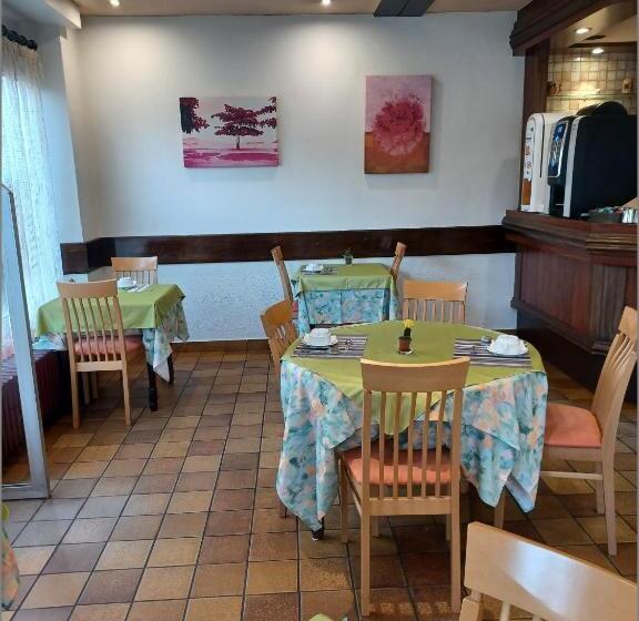 Номер Стандарт Трехместный, Logis   Hôtel Restaurant Bellevue Annecy