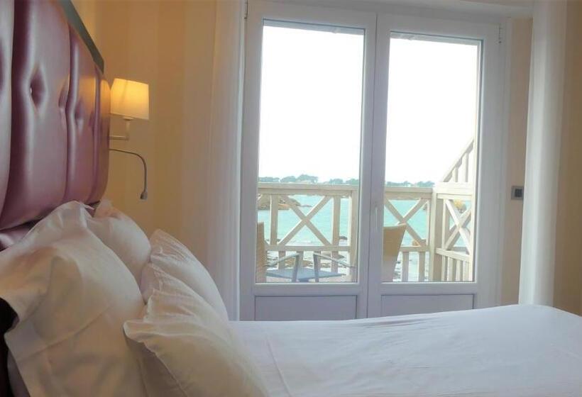 Номер Стандарт Вид на Море с Балконом, Logis Hôtel Saint Guirec Et De La Plage