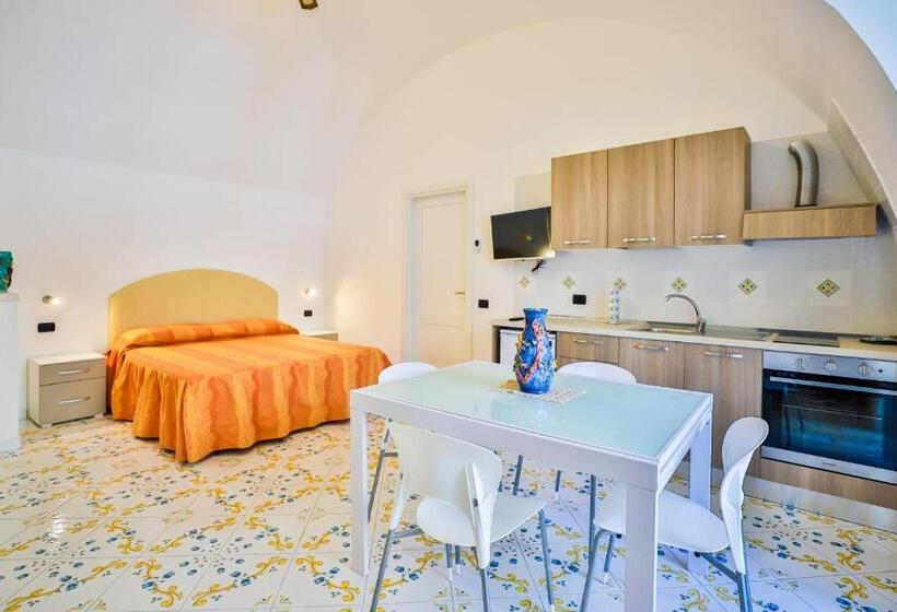 اتاق لوکس, Della Monica Rooms