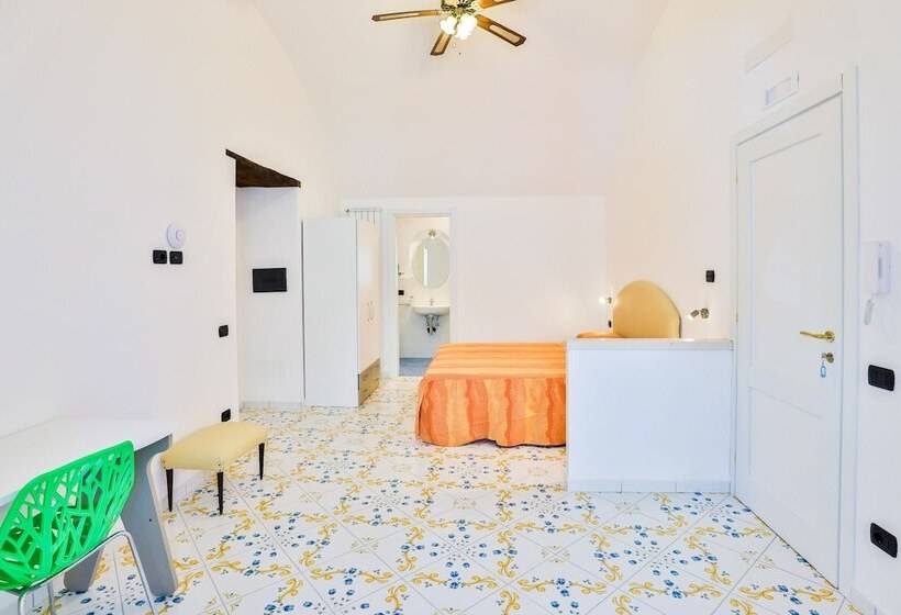 اتاق لوکس, Della Monica Rooms