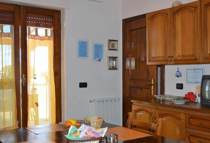 חדר משפחתי, Casa Delle Rondini