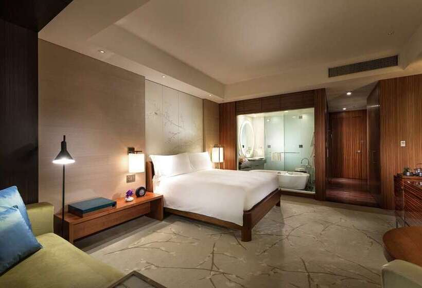주니어 스위트 킹사이즈 침대, Hilton Hua Hin Resort & Spa