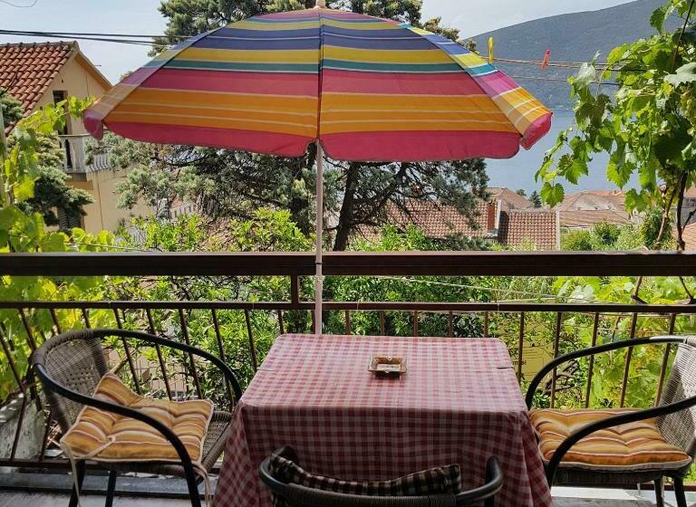استودیوی استاندارد, Guest House Cinderella