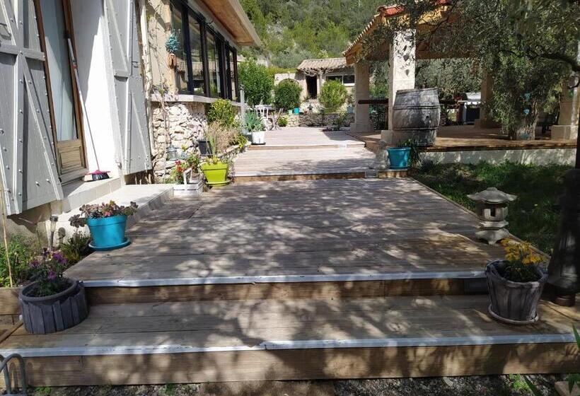 Номер Стандарт Вид на Сад, Le Frangipanier