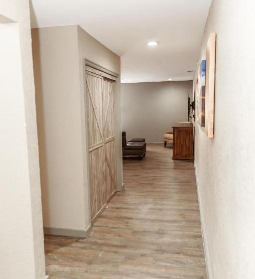 スタンダードスタジオ, Aarchway Inn