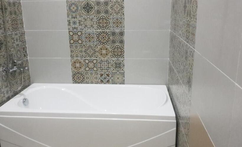 اتاق لوکس خانوادگی, Lại Nguyễn Boutique