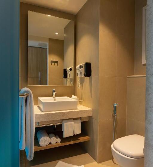 标准间带阳台, Holiday Inn Express & Suites Bengaluru Old Madras Road, An Ihg