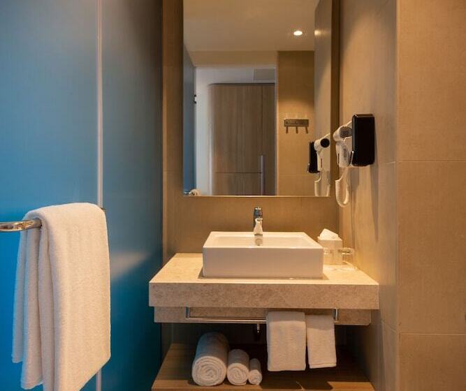 标准间带阳台, Holiday Inn Express & Suites Bengaluru Old Madras Road, An Ihg