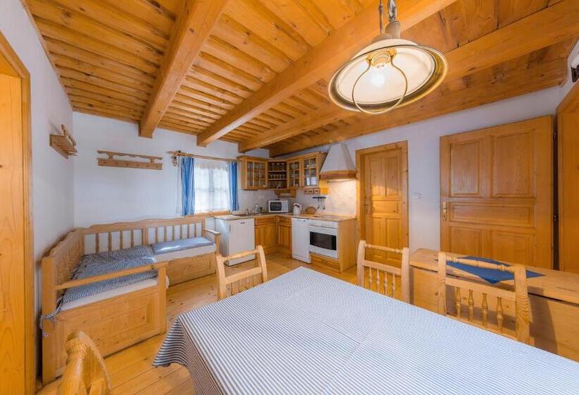 کلبه ییلاقی, Valašské Chalupy Resort