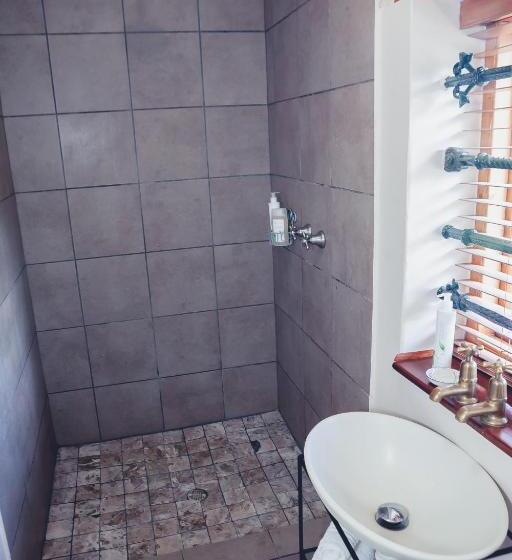 Номер Стандарт, Station House Simondium