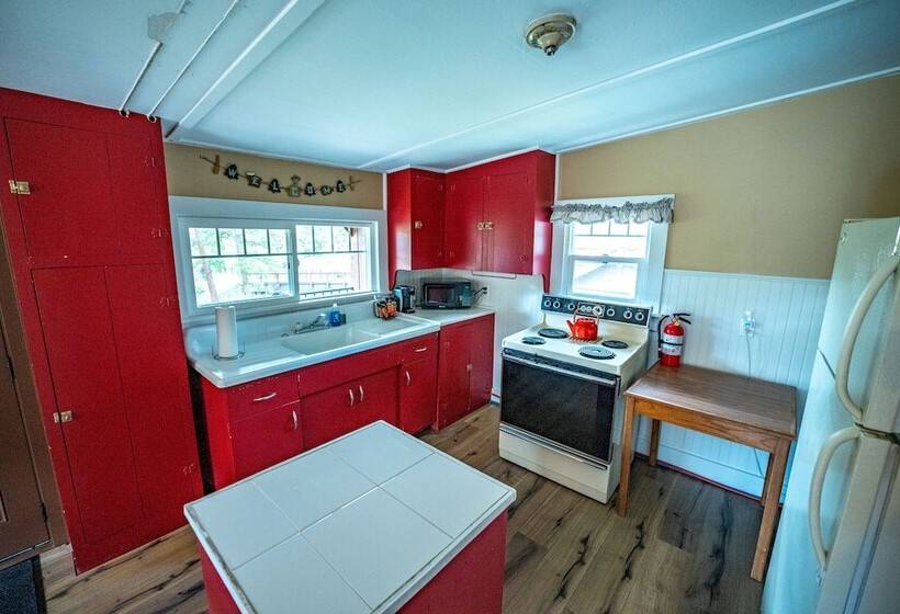 小室, River Ridge Cottages