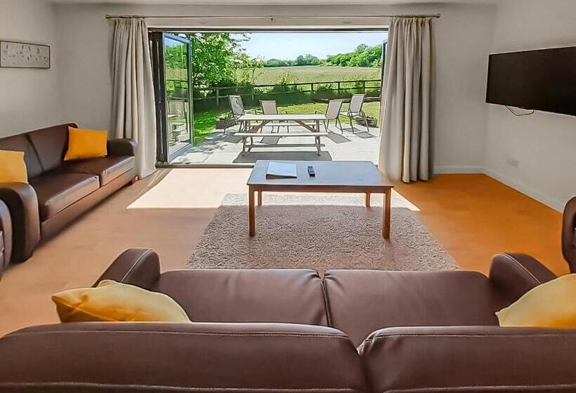 Дом 4 Спальни, Eastcott Lodges