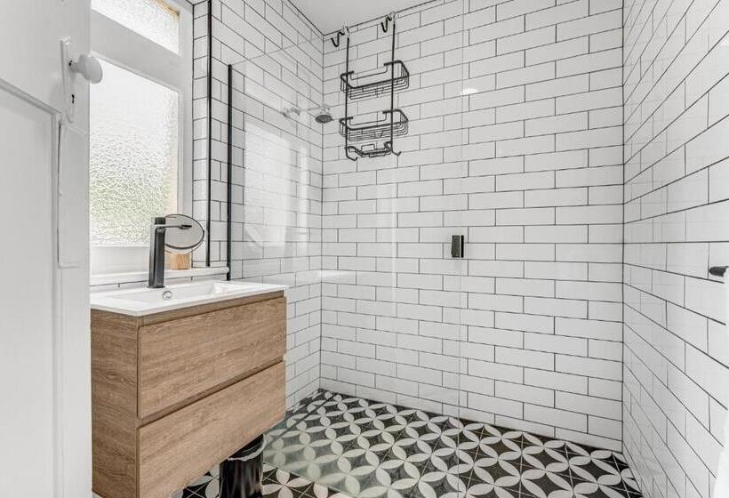 스위트, Wyatt Guest House