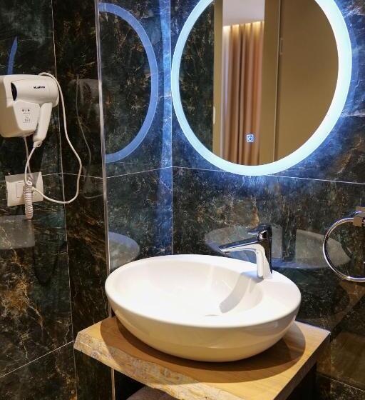 اتاق لوکس سه تخته, Bora Bora Hotel Ksamil