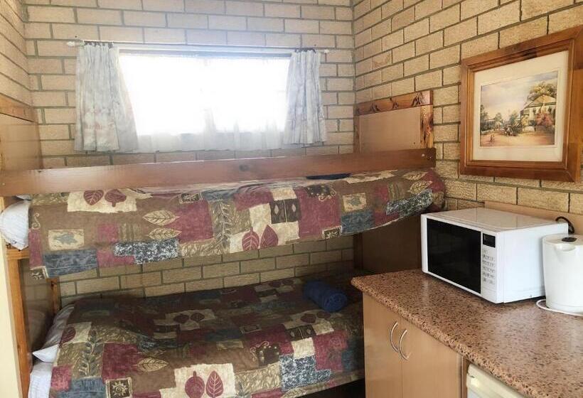 패밀리 룸, Lake Front Motel