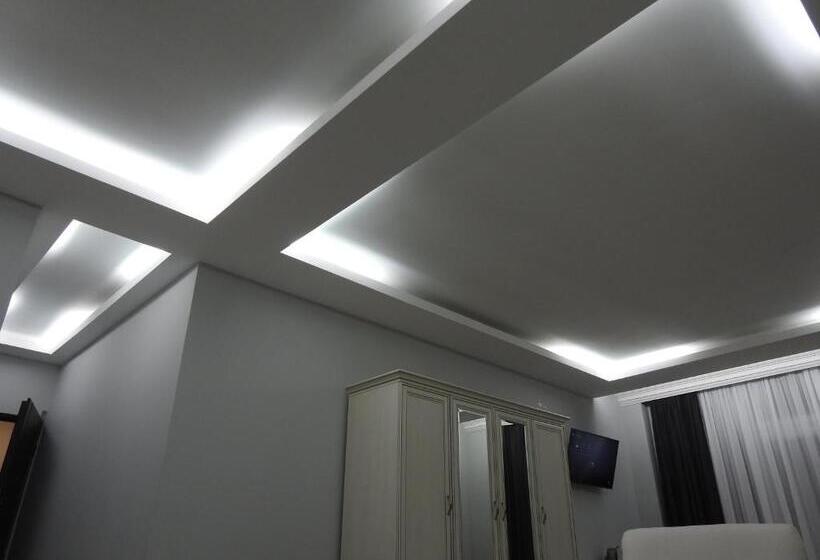 استودیوی سوپریور, Iko's Family Apartments