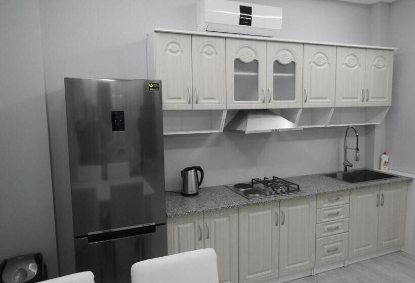 استودیوی سوپریور, Iko's Family Apartments